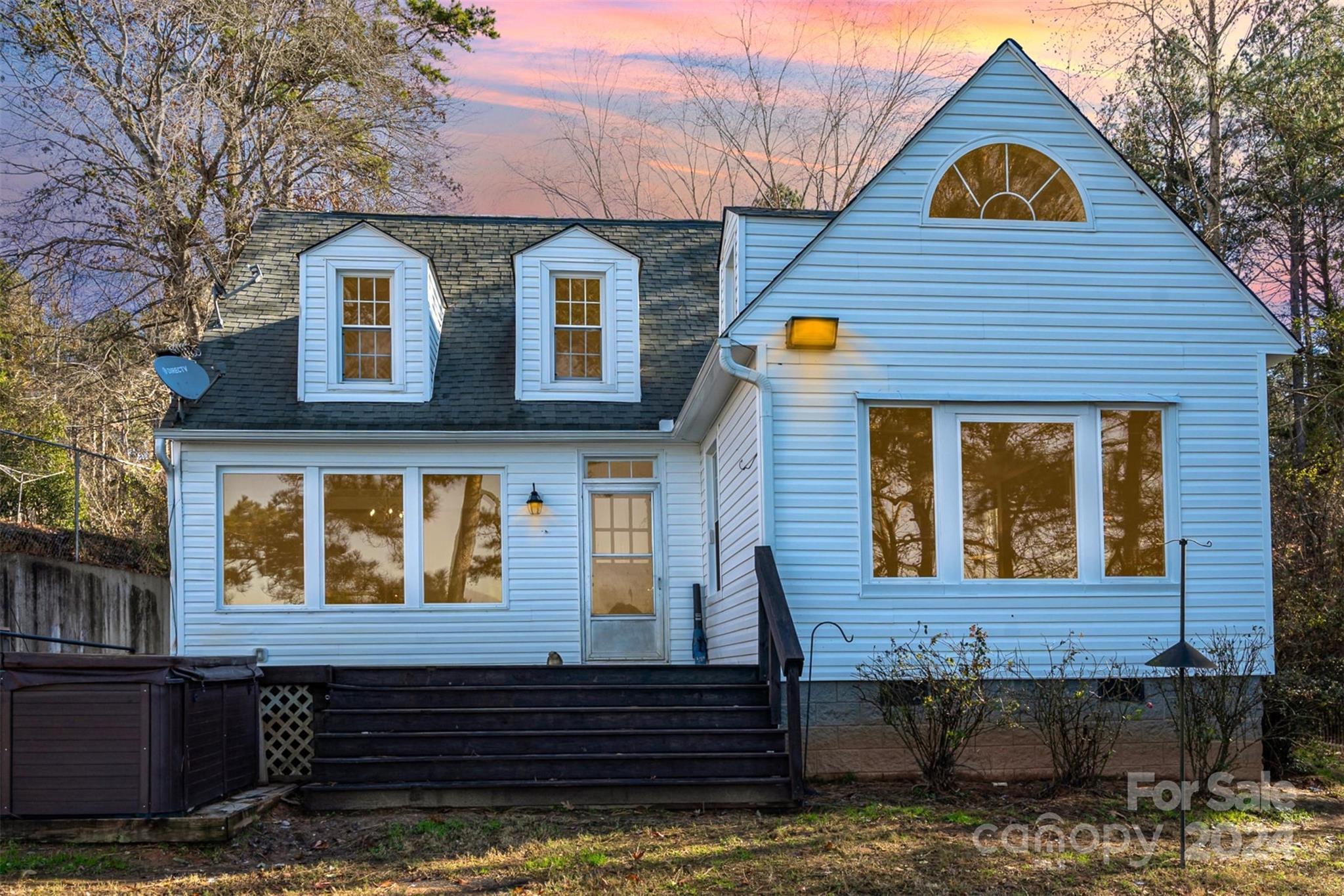 a view of front of a house with a yard