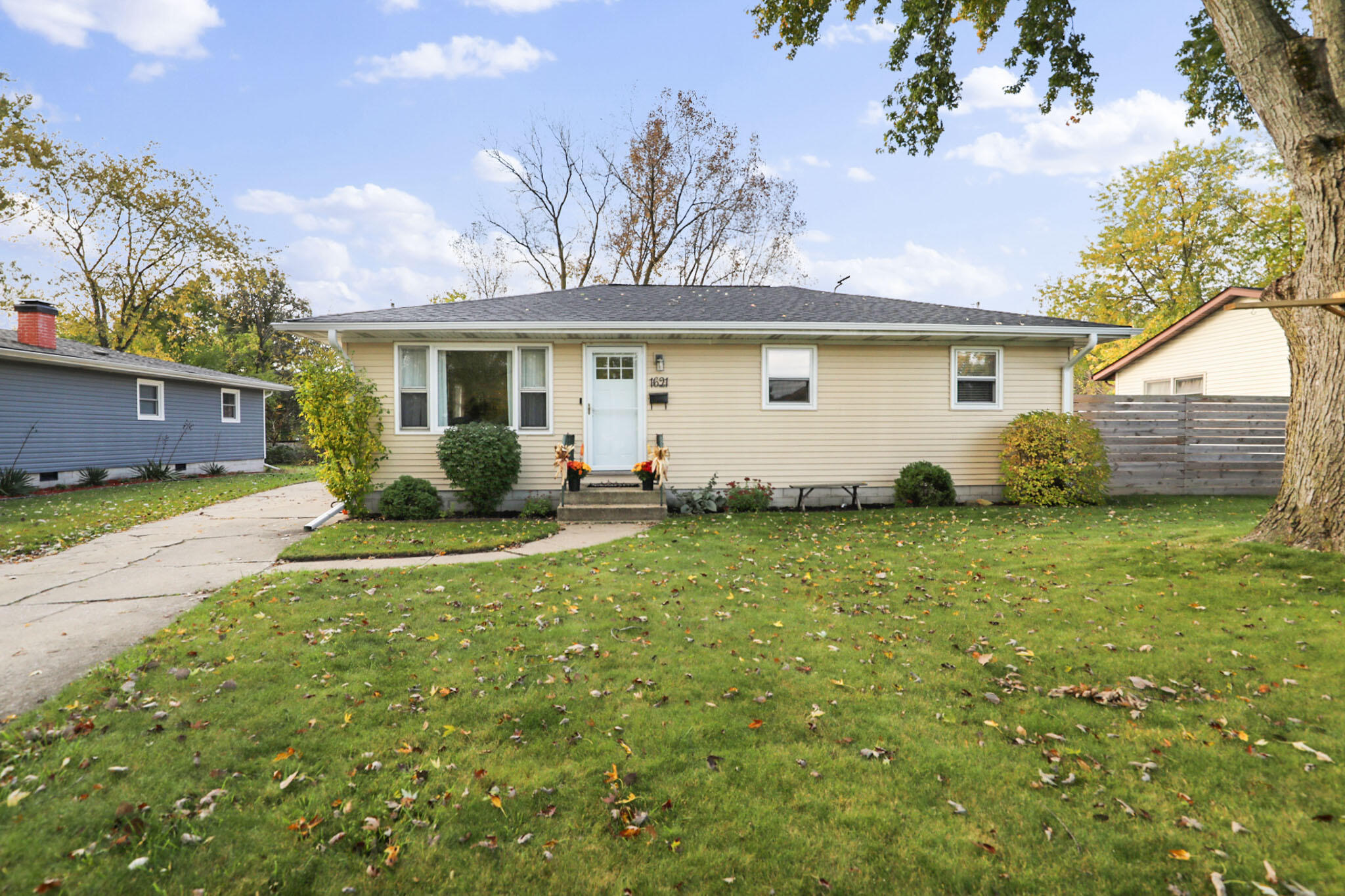 a view of a house with backyard