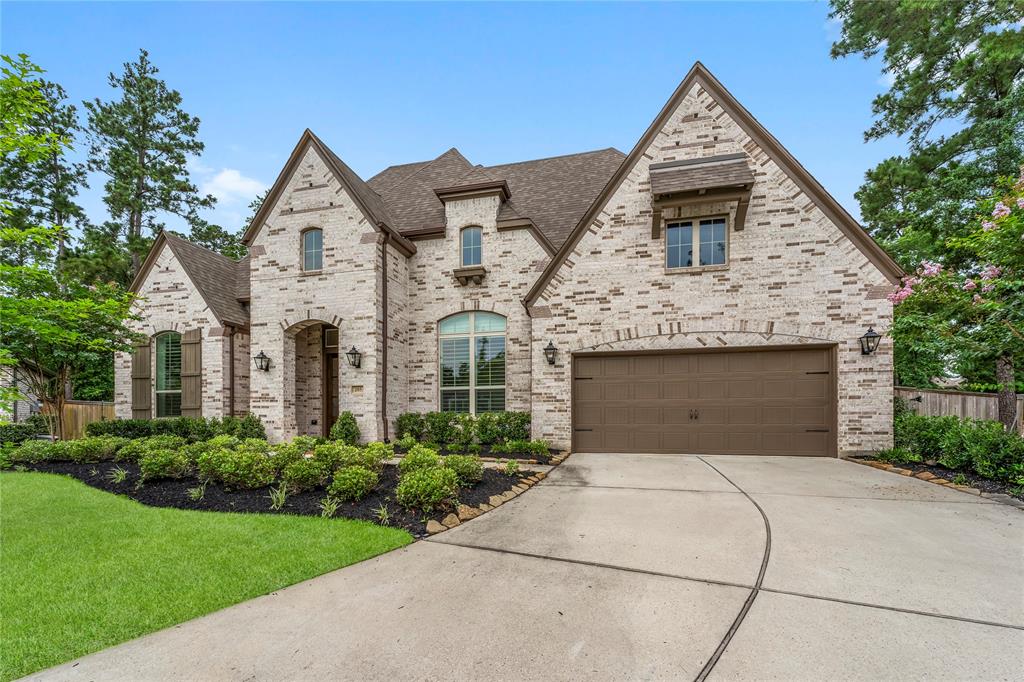 This charming single-story brick home sits nestled within the serene community of The Woodlands Hills. Its traditional architecture exudes timeless elegance, with a warm brick exterior that invites you in. The lush landscape surrounding the home adds to its curb appeal, showcasing meticulously maintained lawn.