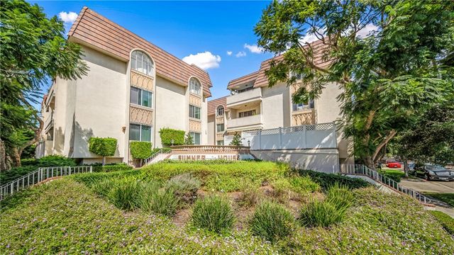 $608,000 | 5625 North Sumner Way, Unit 103 | Fox Hills