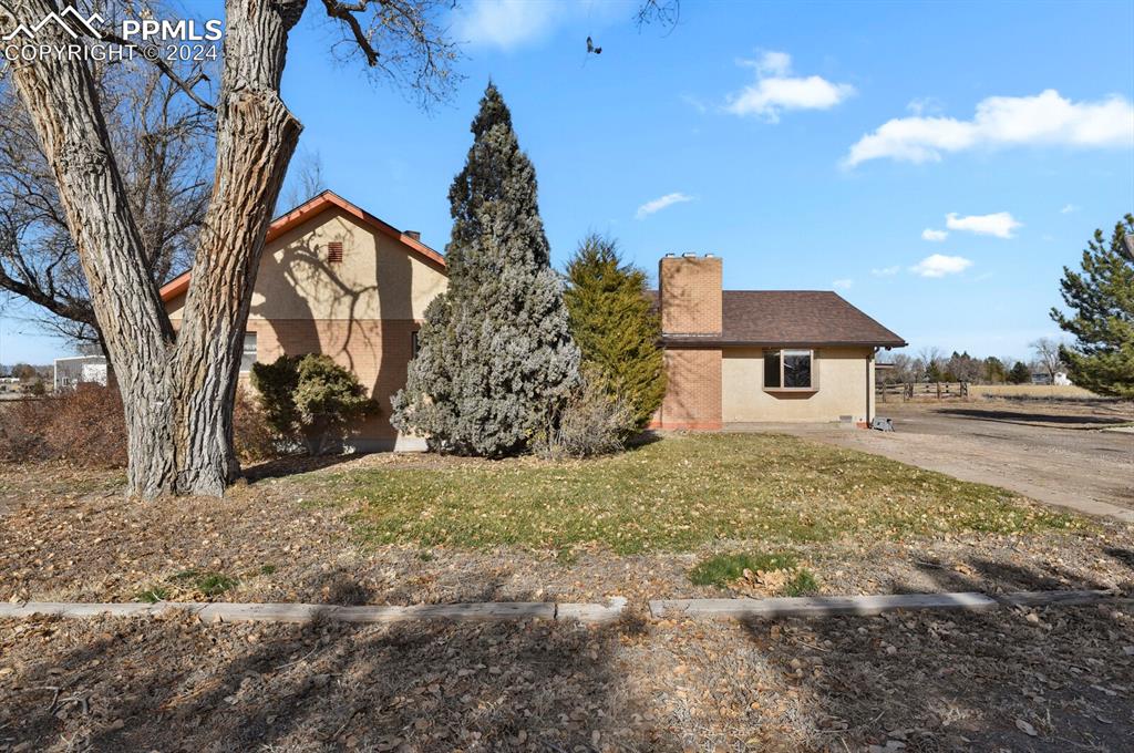 View of front facade with a front lawn