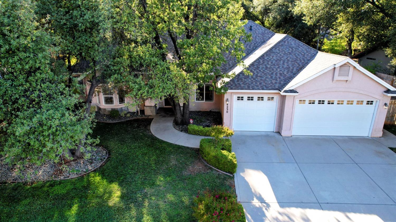 a view of a house with backyard and garden