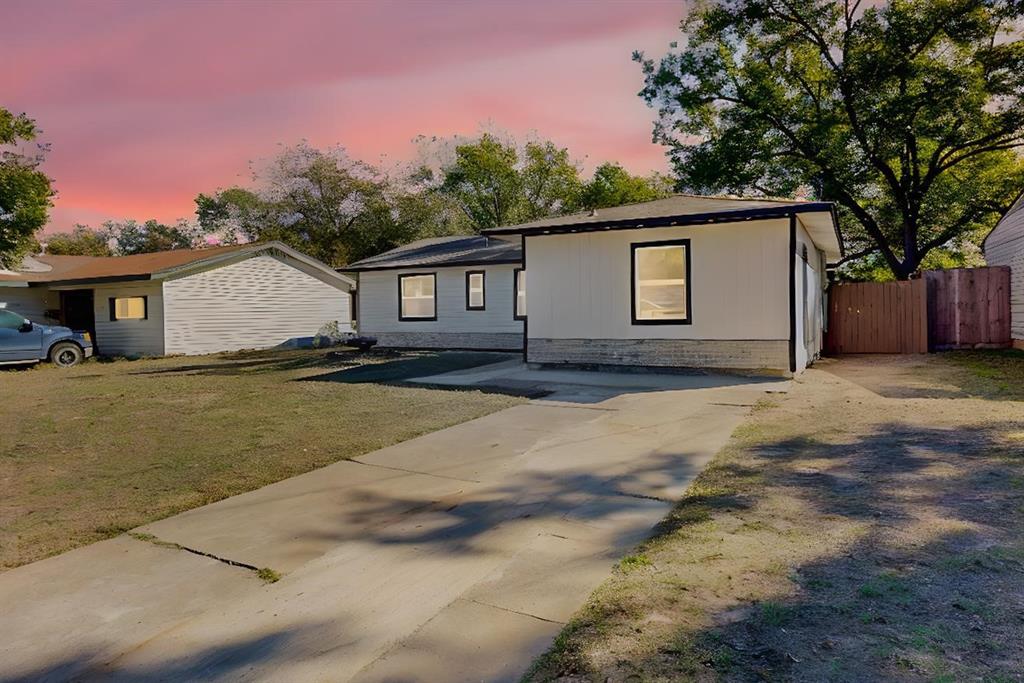 a view of a house with a yard