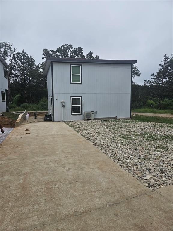 a view of a house with backyard and trees