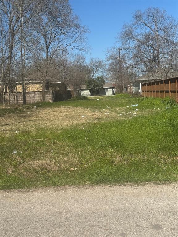 a view of a yard with a house