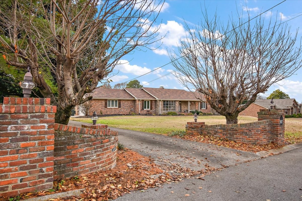 Beautiful home with grand entrance to spacious driveway.