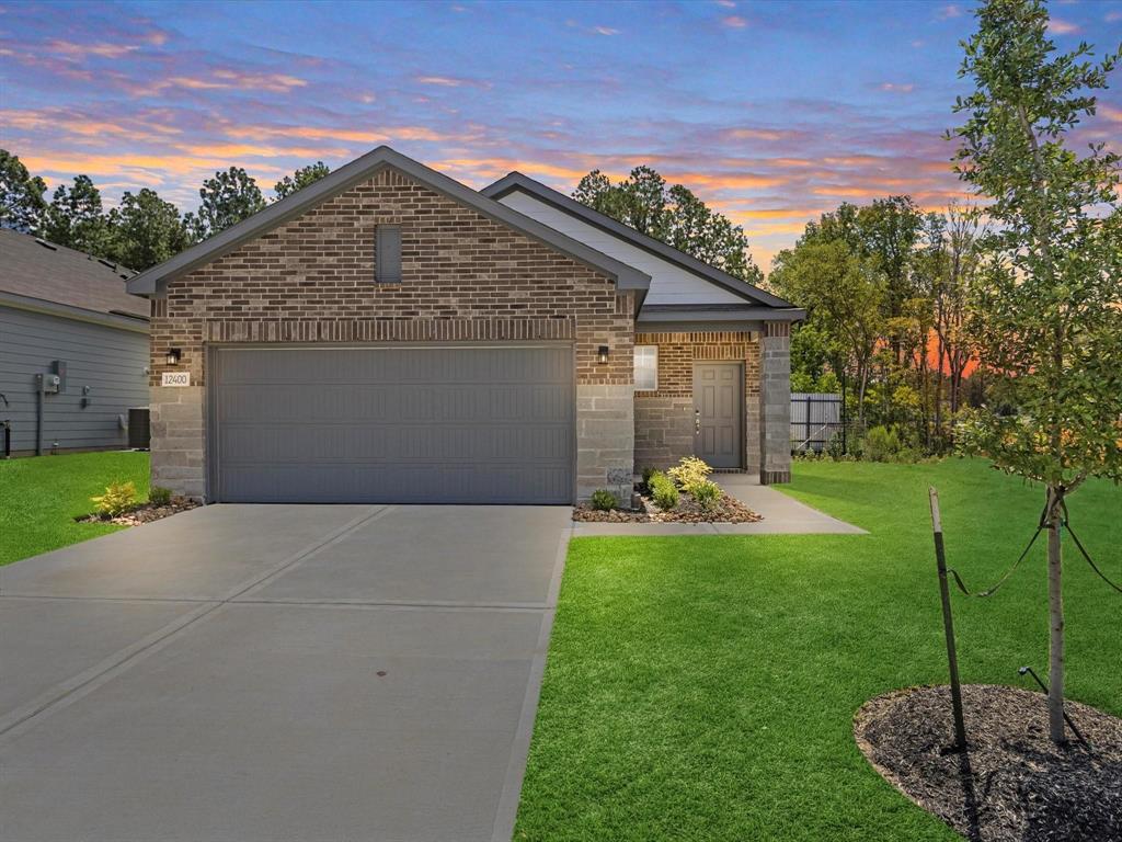 a view of a house with backyard