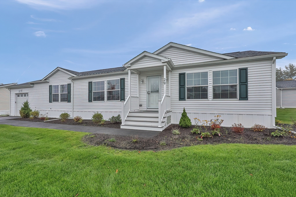 a view of a house with a yard