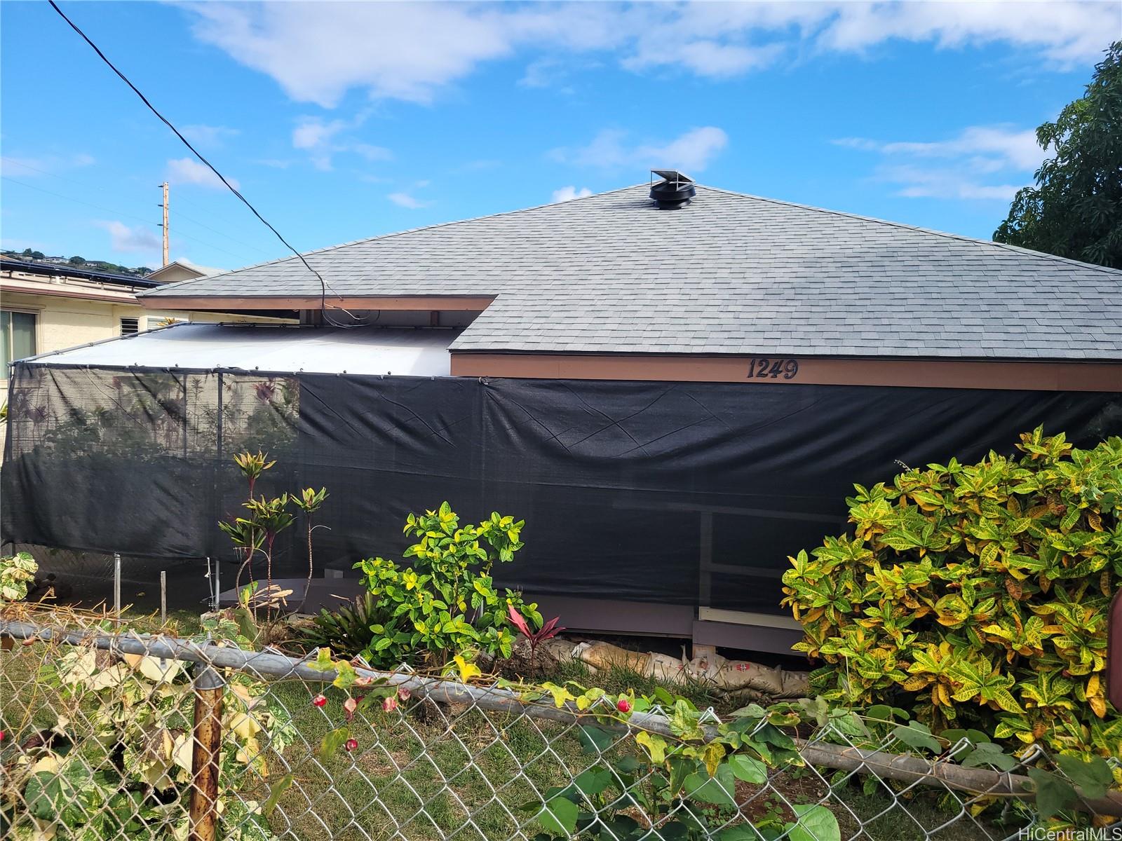 a view of a backyard