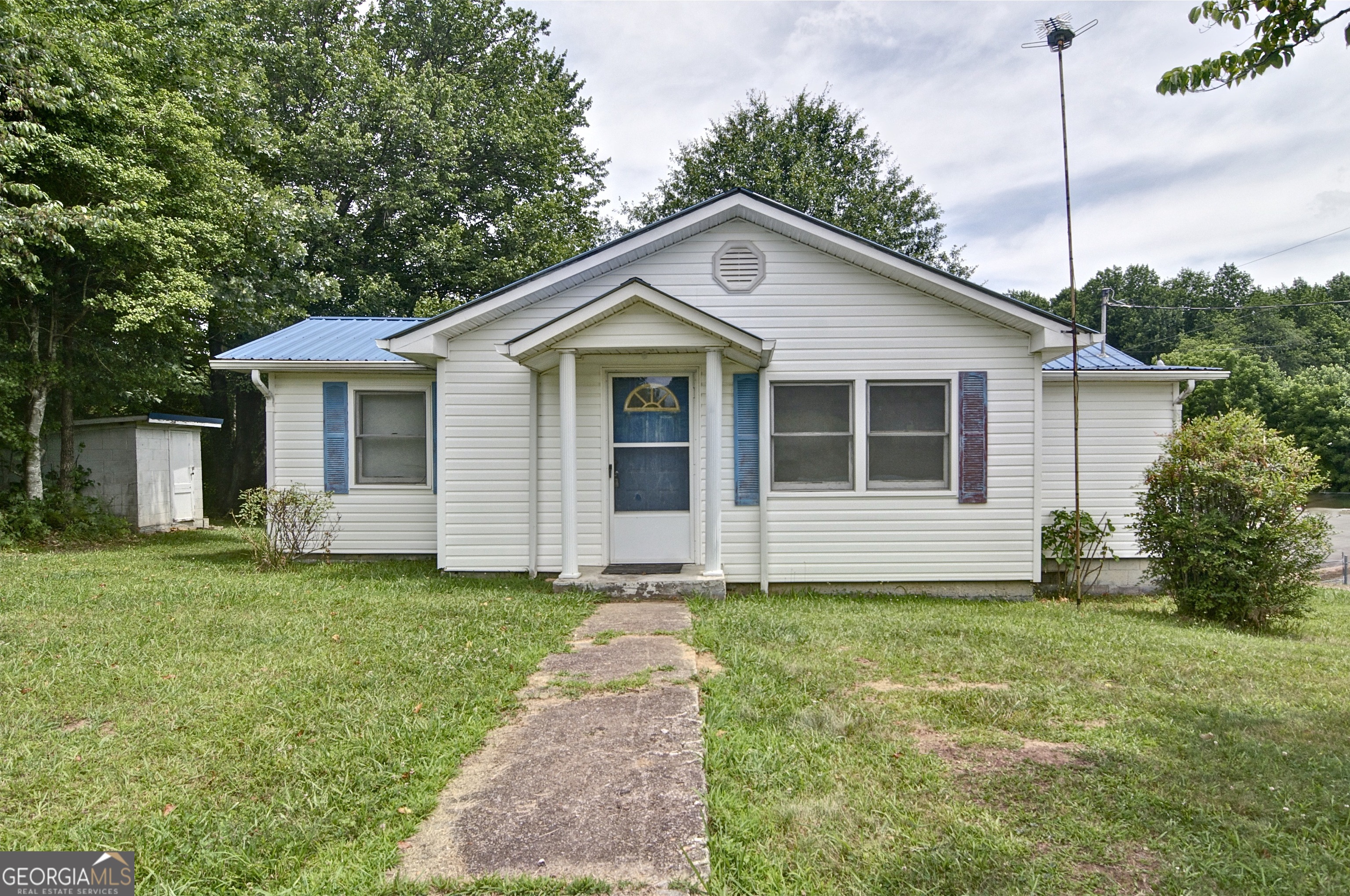 a view of a house with a yard