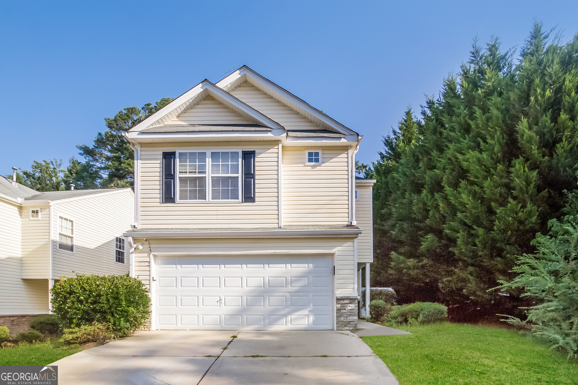 a view of a house with a yard