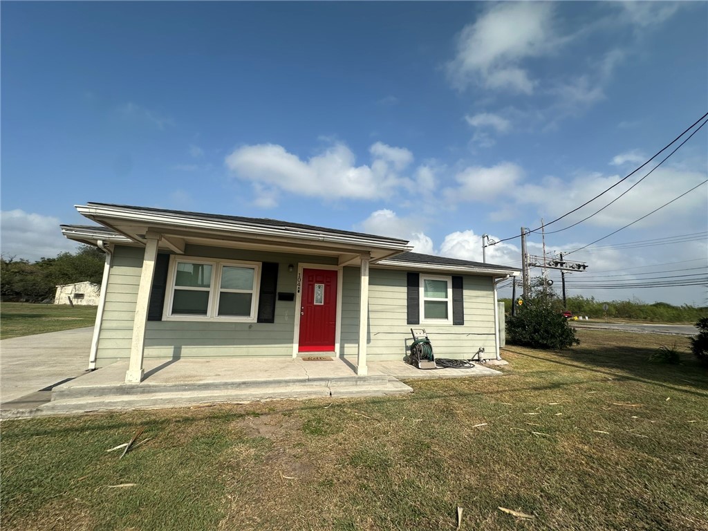 a view of a house with backyard