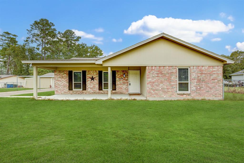 a view of a house with backyard