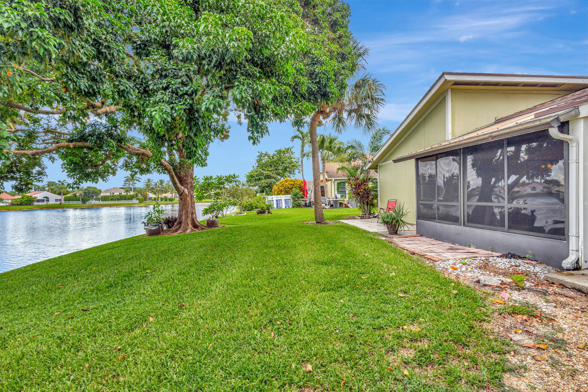 a view of back yard of the house with green space