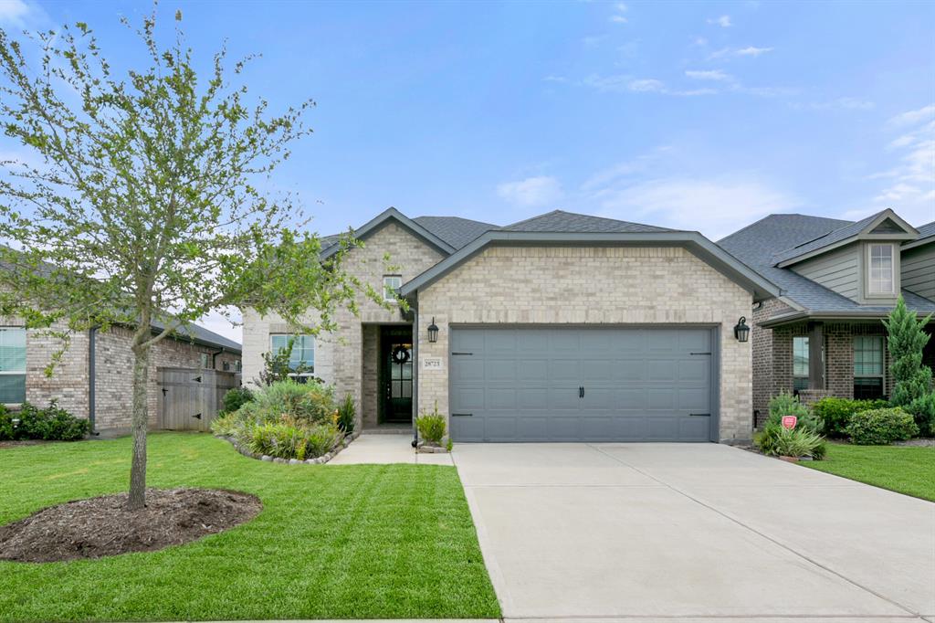 a view of a house with backyard and garden