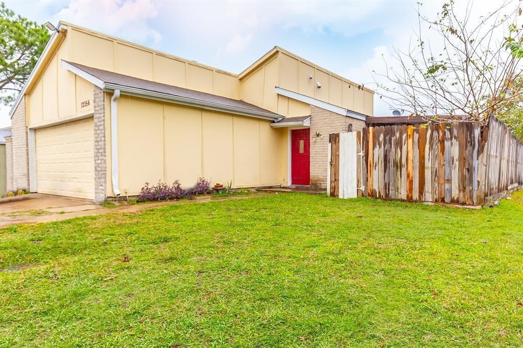 a view of a back yard of the house