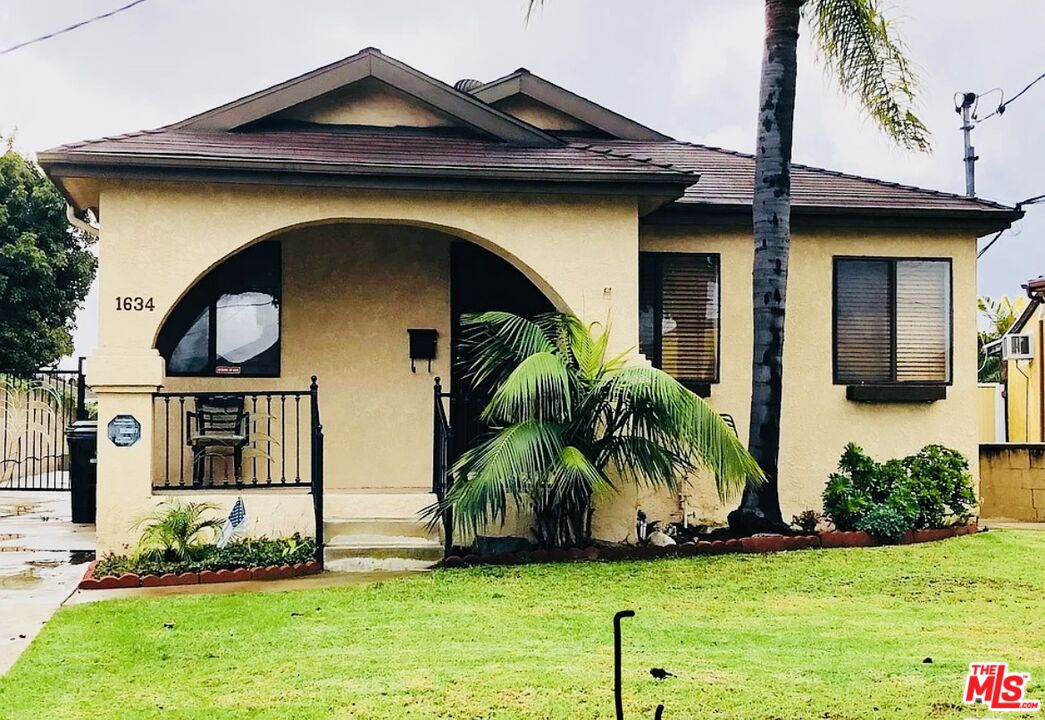 a front view of house with yard