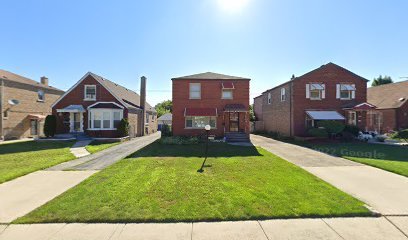 a view of house with a yard