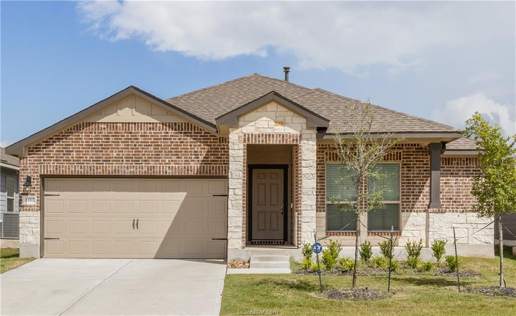 View of front facade featuring a front yard and a