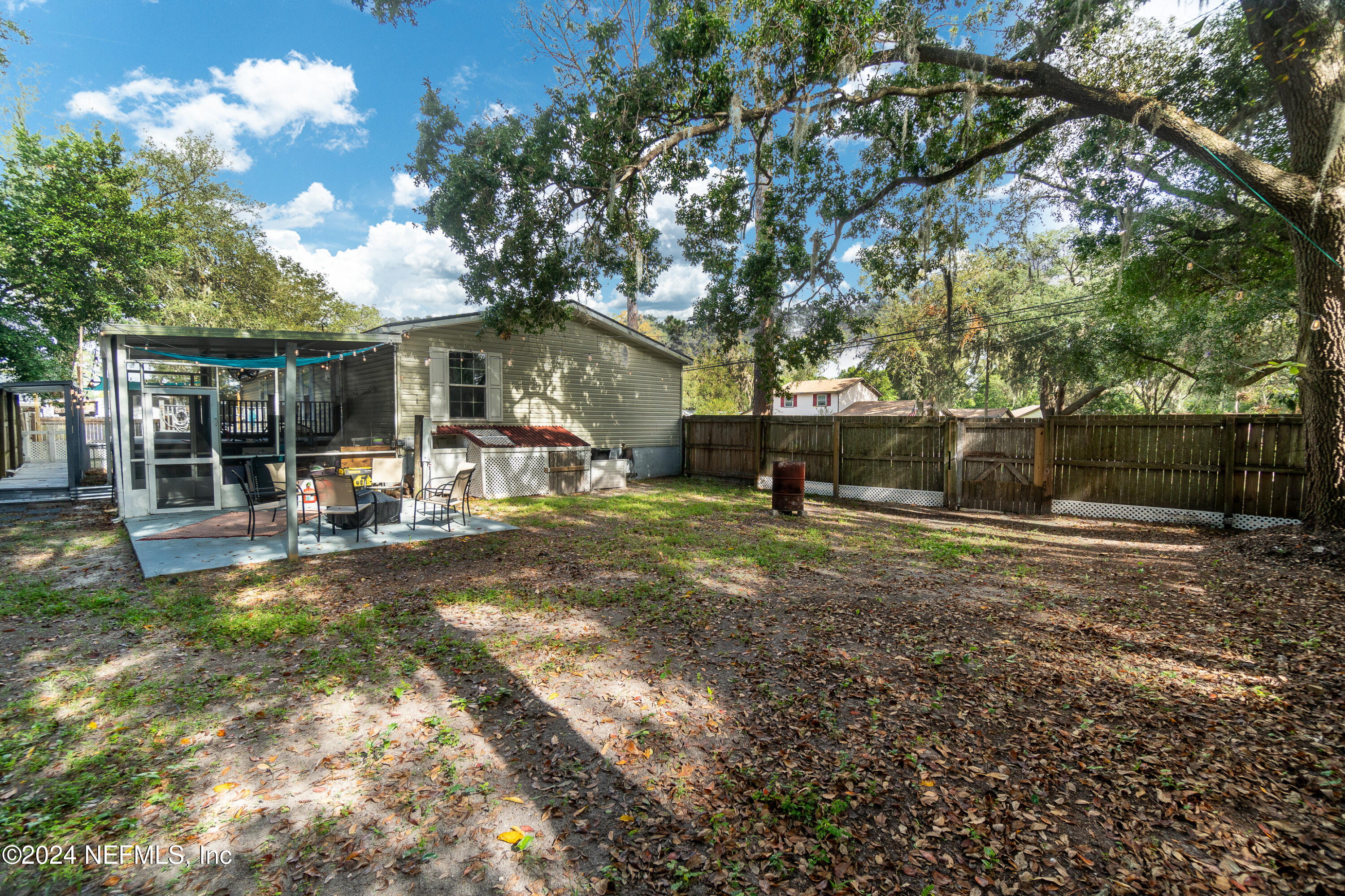 a view of a house with backyard and a tree