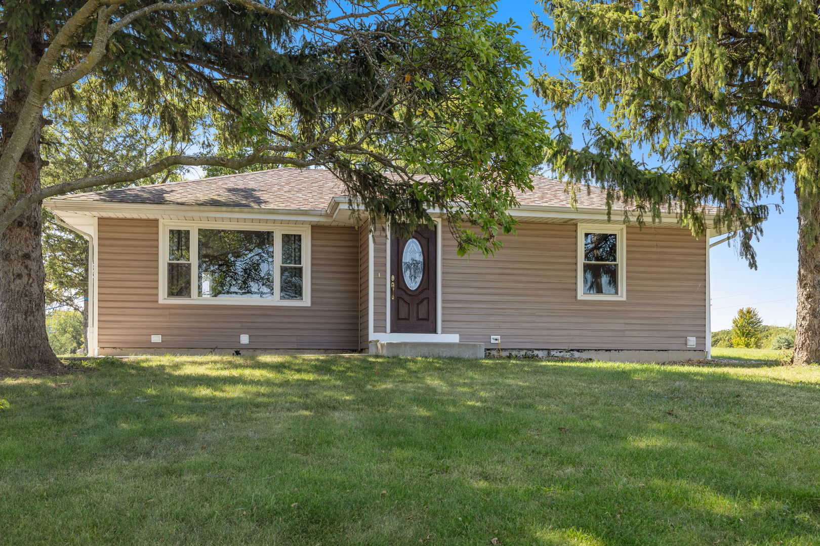 a view of front of a house with a yard