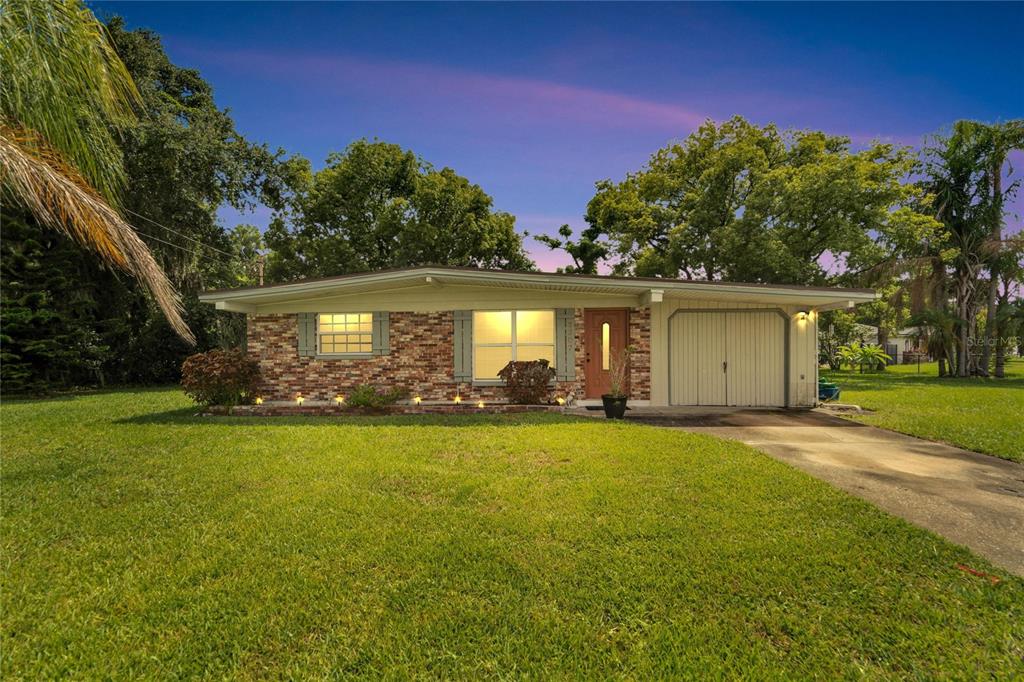 a view of a house with backyard and garden