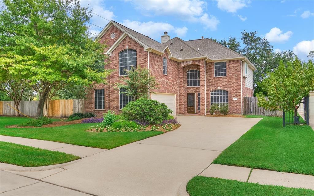 Welcome to 8926 Wheatland Drive in the beautiful and well established community of Willowbridge in Houston, Texas!