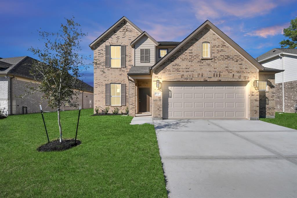 Welcome home to 5646 Sandhill Oak Trail located in Champions Oak and zoned to Klein ISD.