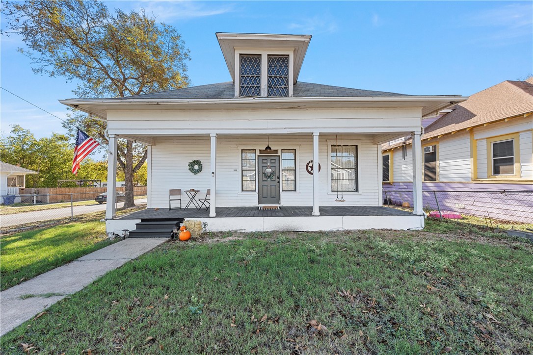 a view of a house with backyard and porch