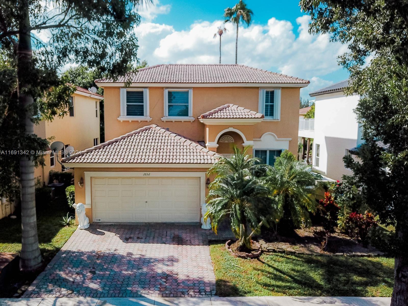 a view of a house with backyard