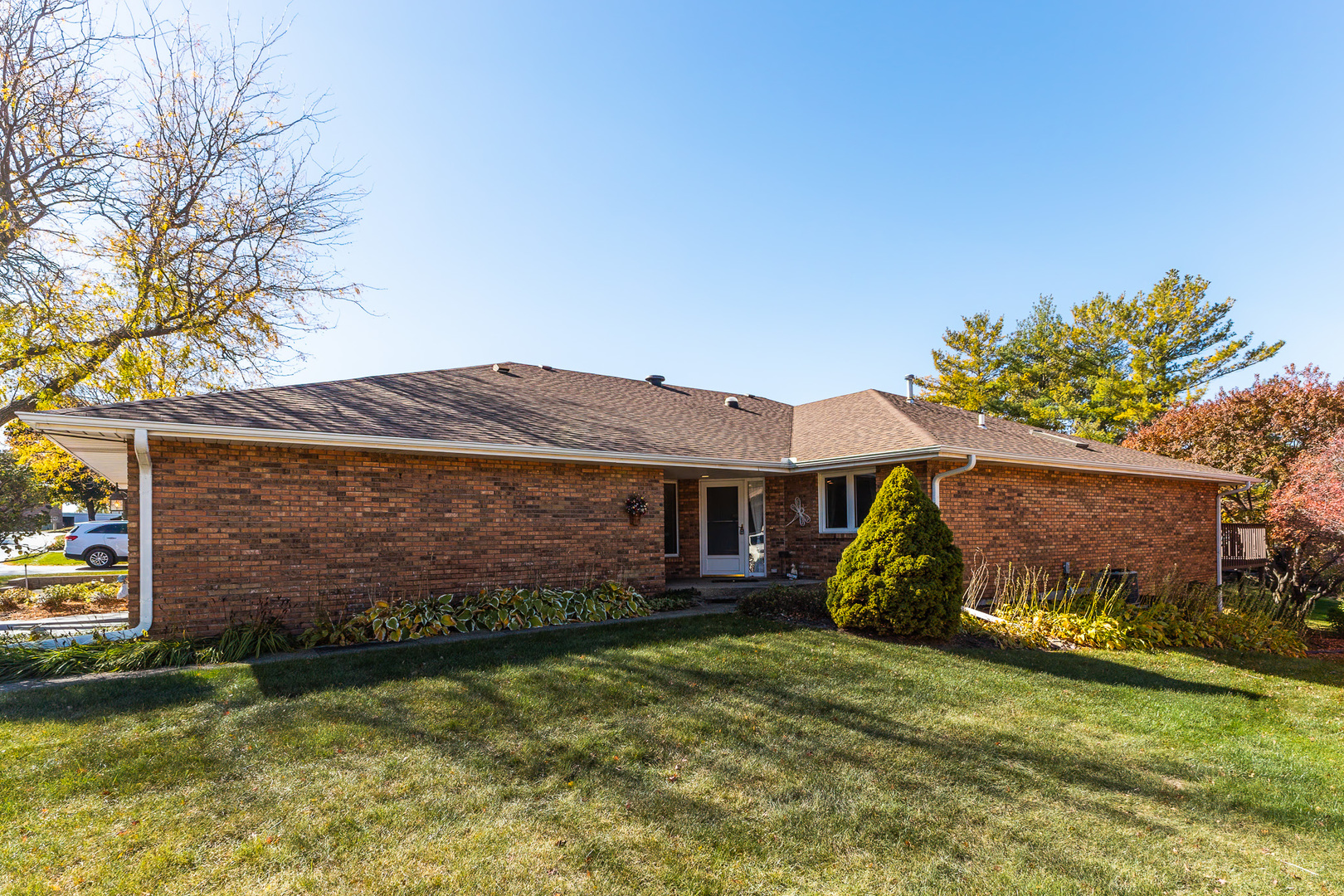 a view of a house with a yard