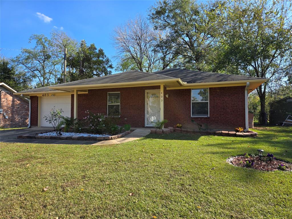 a view of a house with backyard and garden