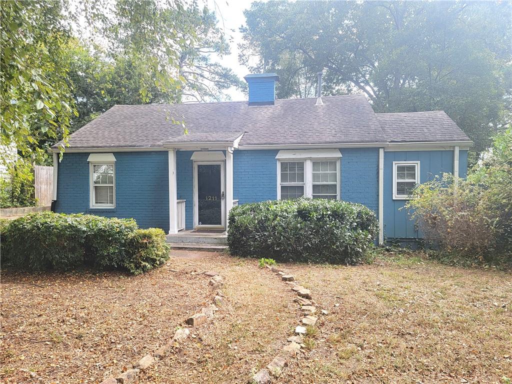 a view of house with a yard