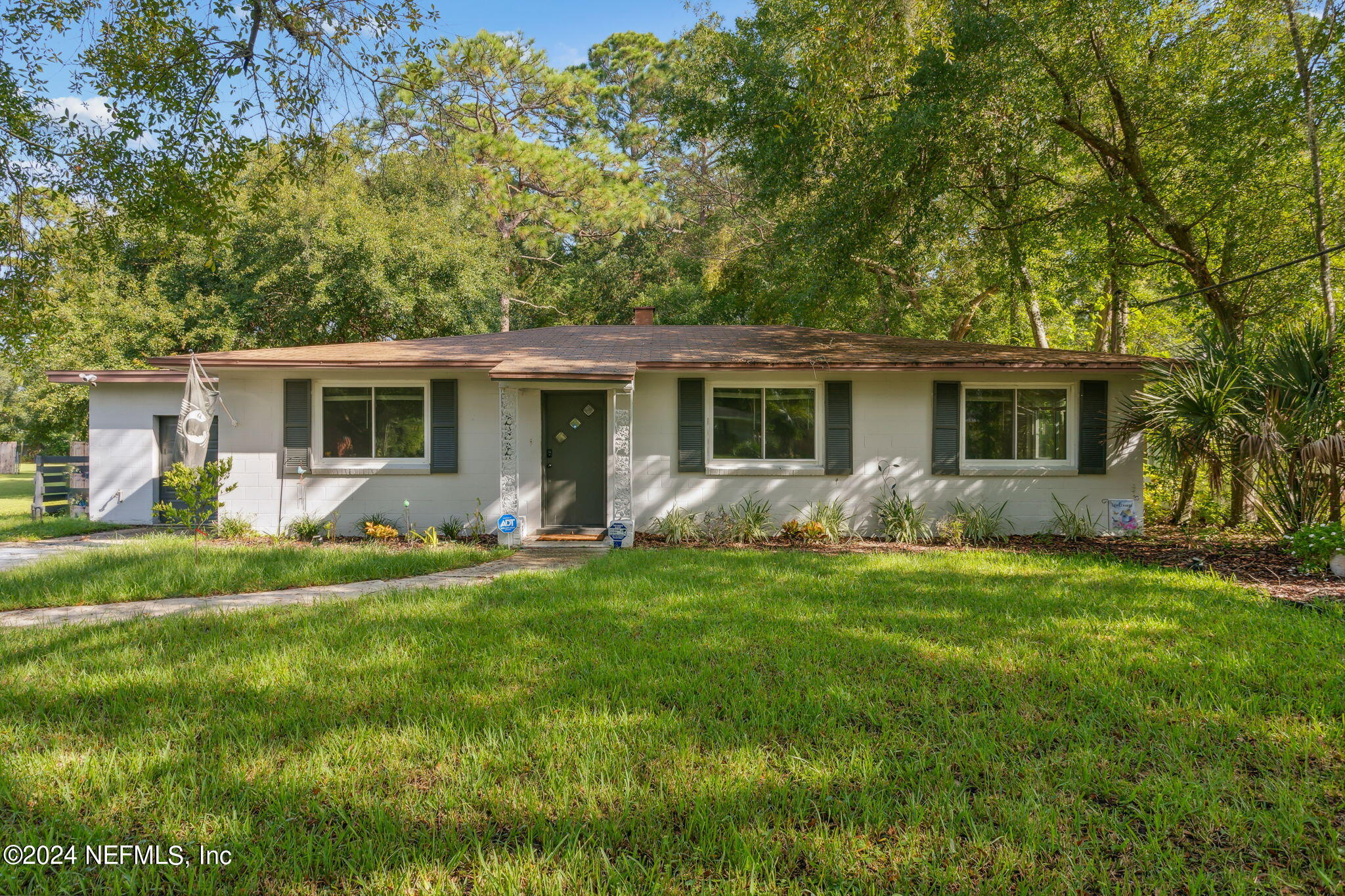 a view of a house with a backyard