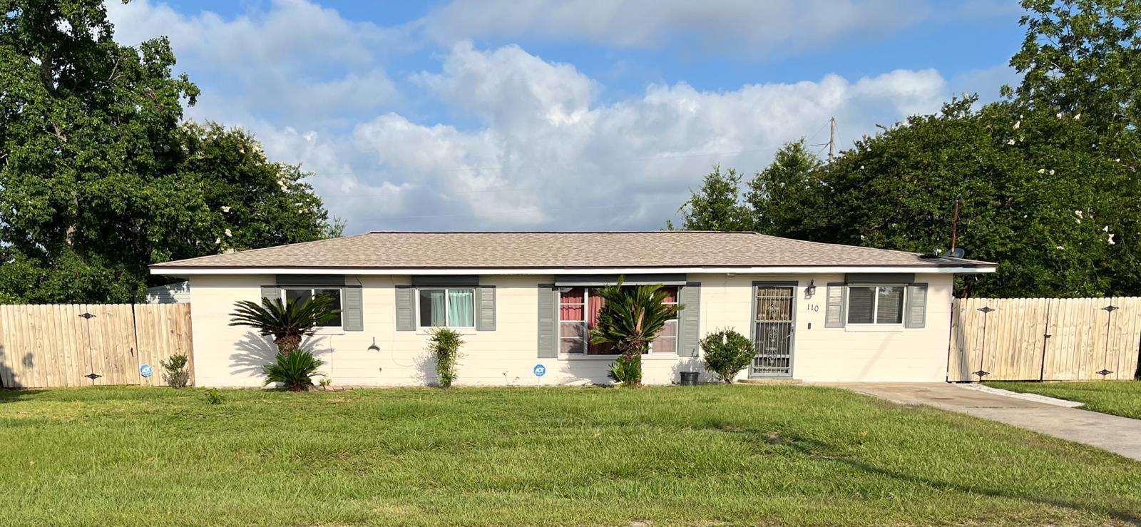 a view of a house with backyard