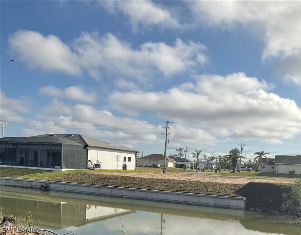 a view of houses with sky view