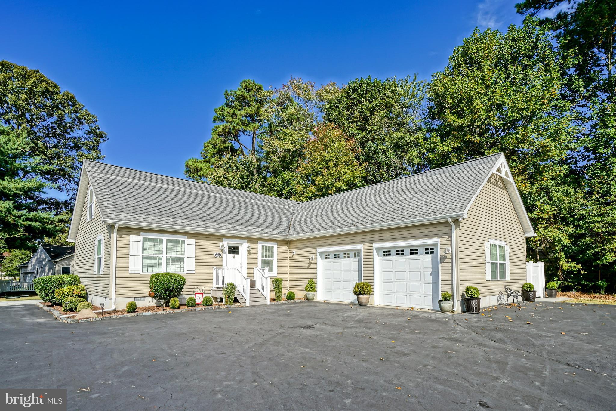 a view of a house with backyard and garden