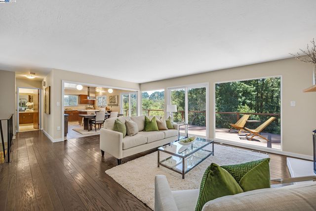 $1,295,000 | 1145 Hillview Road | Park Hills