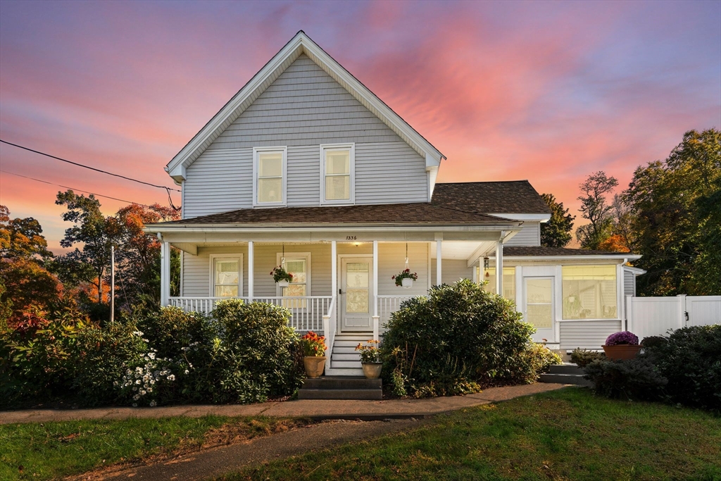 a view of a house with a yard