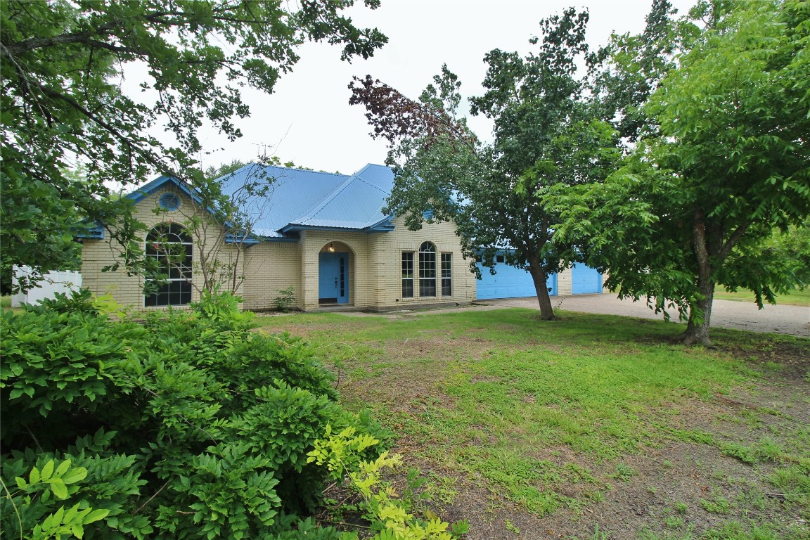 a view of a house with a backyard