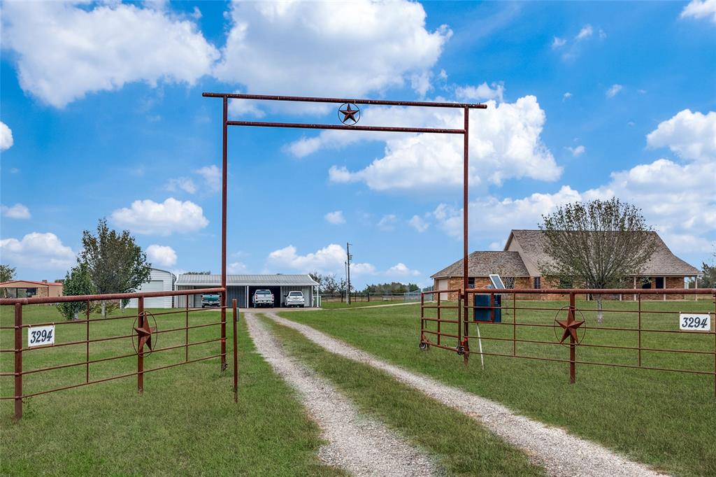 a view of a back yard