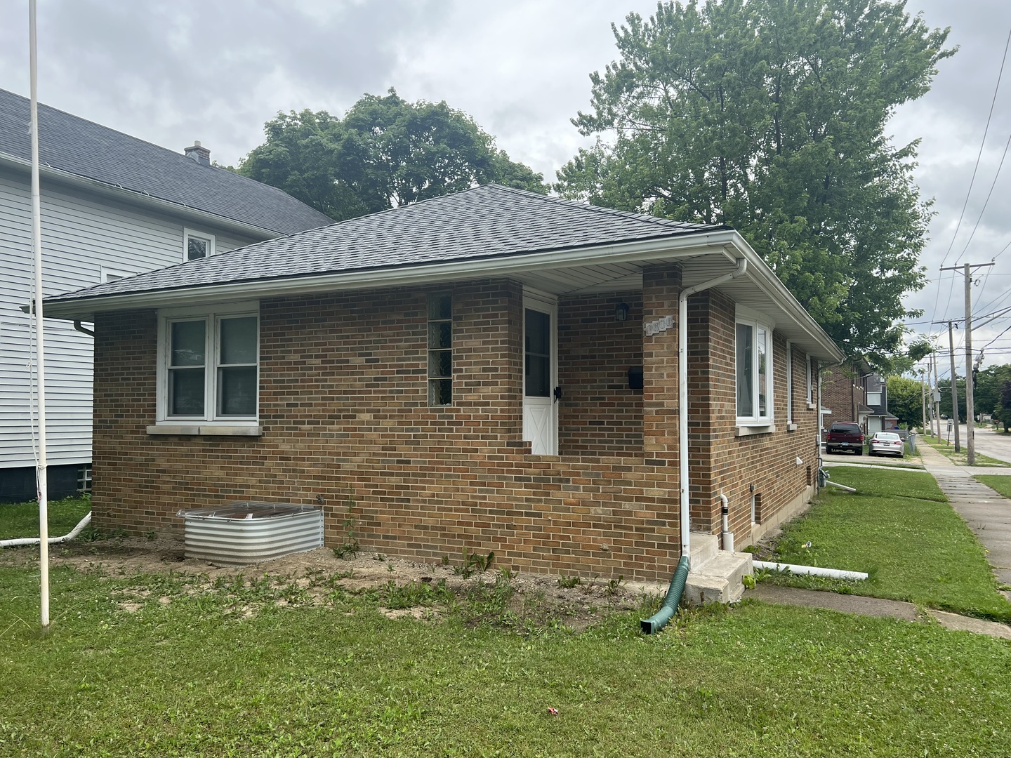 a view of a house with a yard