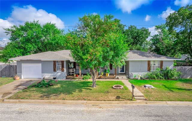 $299,999 | 325 East Industry Street | Giddings