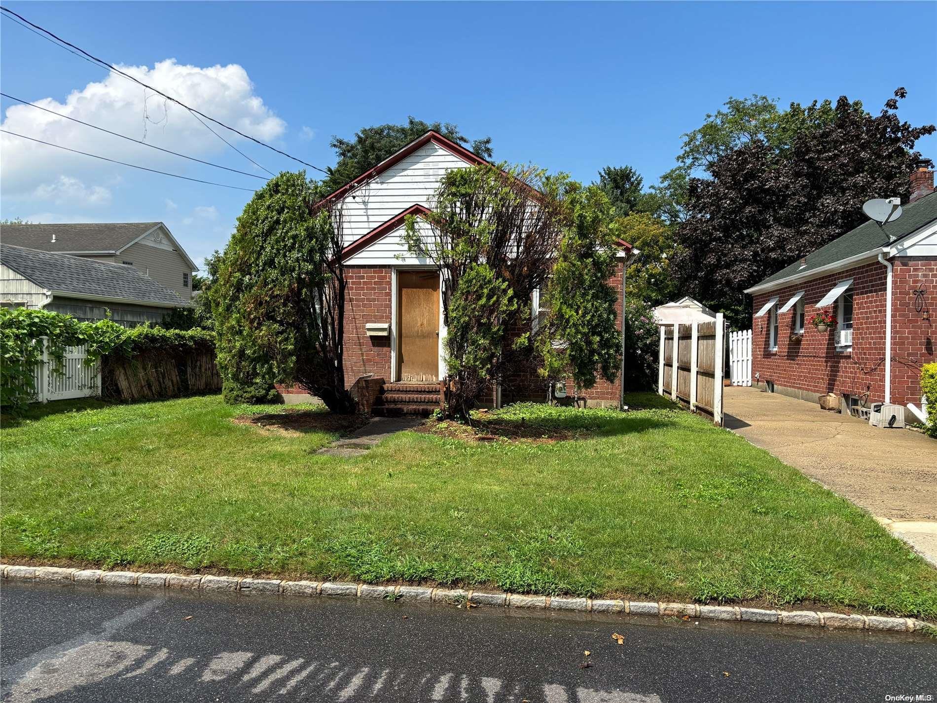 a view of a house with backyard and garden