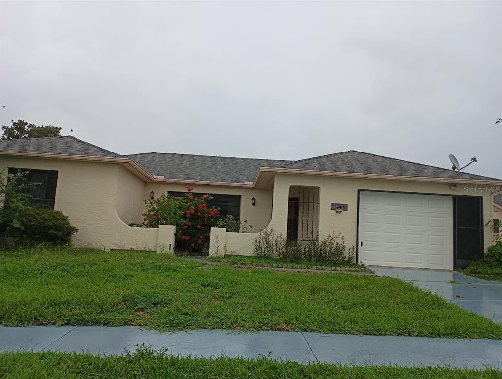 a view of a house with backyard and garden