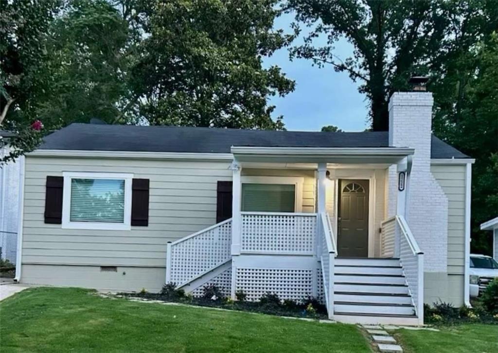 a view of a house with a yard