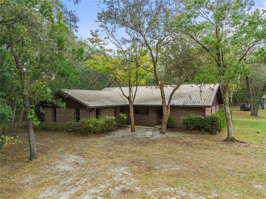 a view of a house with a backyard