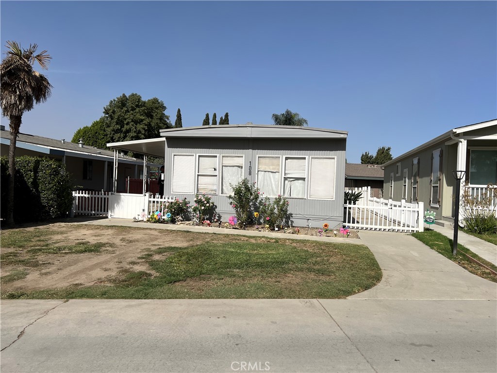 a view of a house with backyard and porch