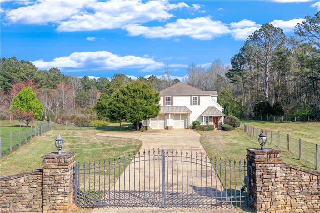 a view of a house with backyard and garden