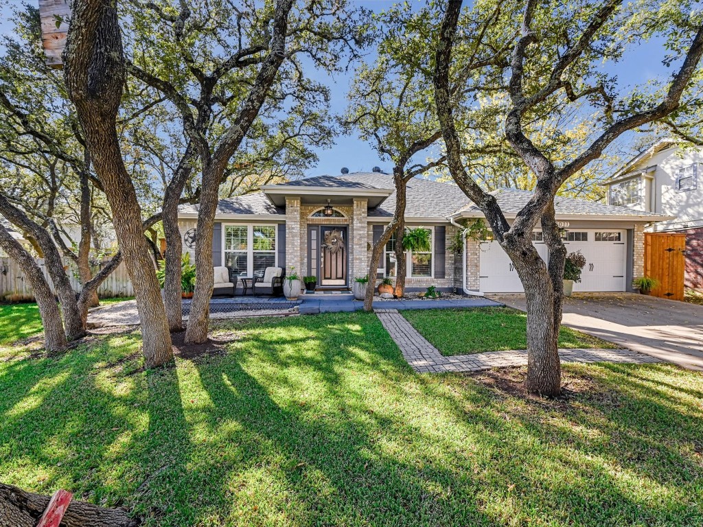 a view of a yard in front of house